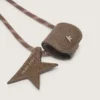 Estuche para gafas con cordón de senderismo de cuero beige, clip floral y clip en forma de estrella