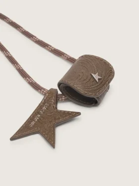 Estuche para gafas con cordón de senderismo de cuero beige, clip floral y clip en forma de estrella