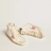 Francy en napa color crema con estrella de piel con estampado de cocodrilo rosa