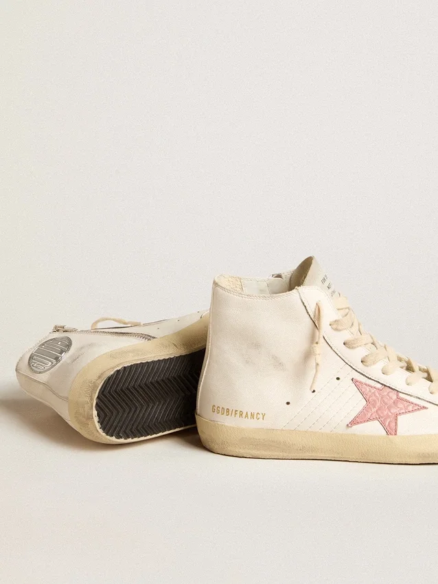 Francy en napa color crema con estrella de piel con estampado de cocodrilo rosa