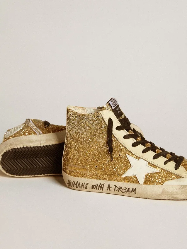 Francy Penstar en purpurina dorada con estrella de piel blanca