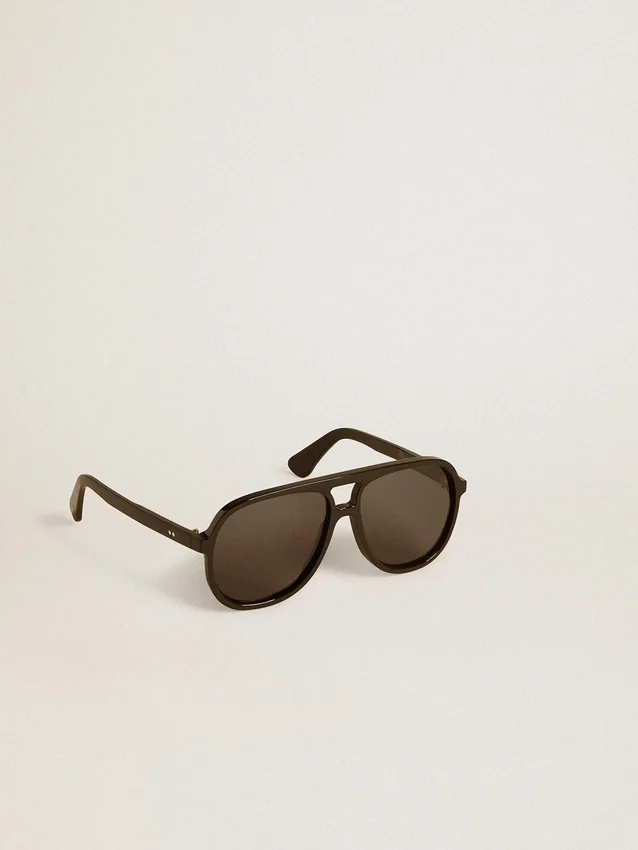 Gafas de sol de estilo aviador con montura y lentes negras