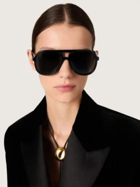 Gafas de sol de estilo aviador con montura y lentes negras