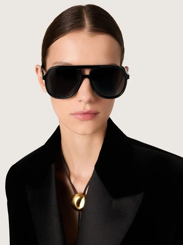 Gafas de sol de estilo aviador con montura y lentes negras