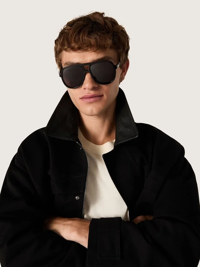 Gafas de sol de estilo aviador con montura y lentes negras