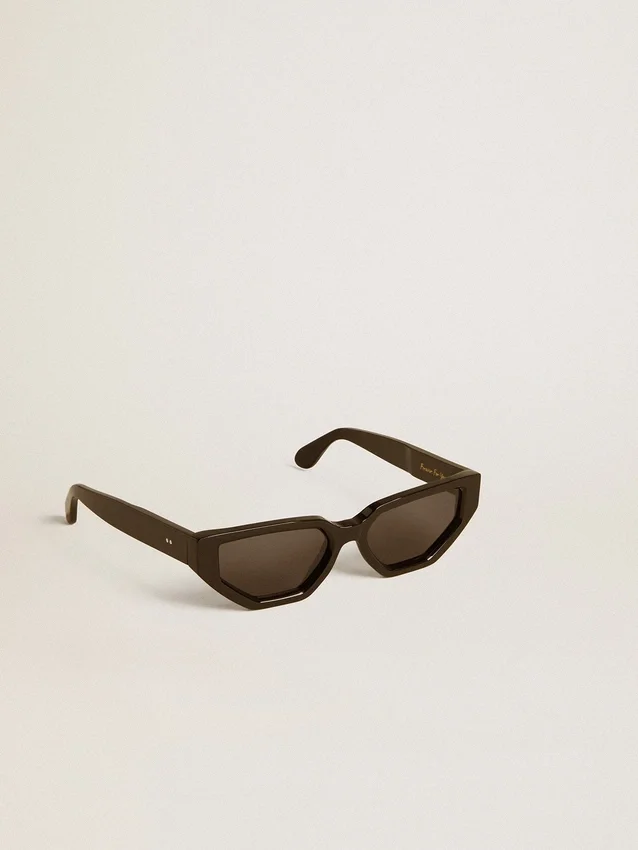 Gafas de sol de estilo rectangular con montura y lentes negras