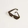 Gafas de sol de estilo rectangular con montura y lentes negras