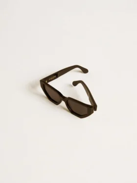 Gafas de sol de estilo rectangular con montura y lentes negras