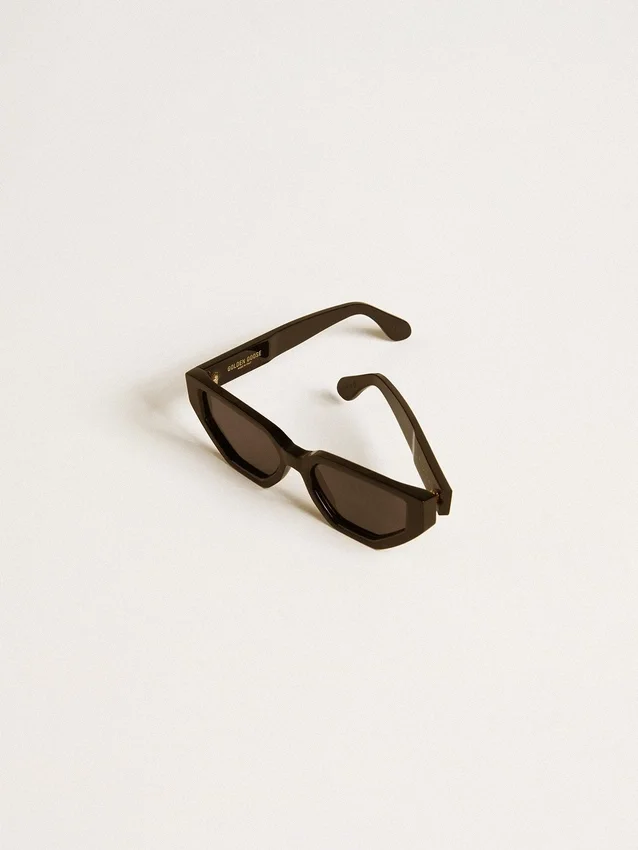 Gafas de sol de estilo rectangular con montura y lentes negras