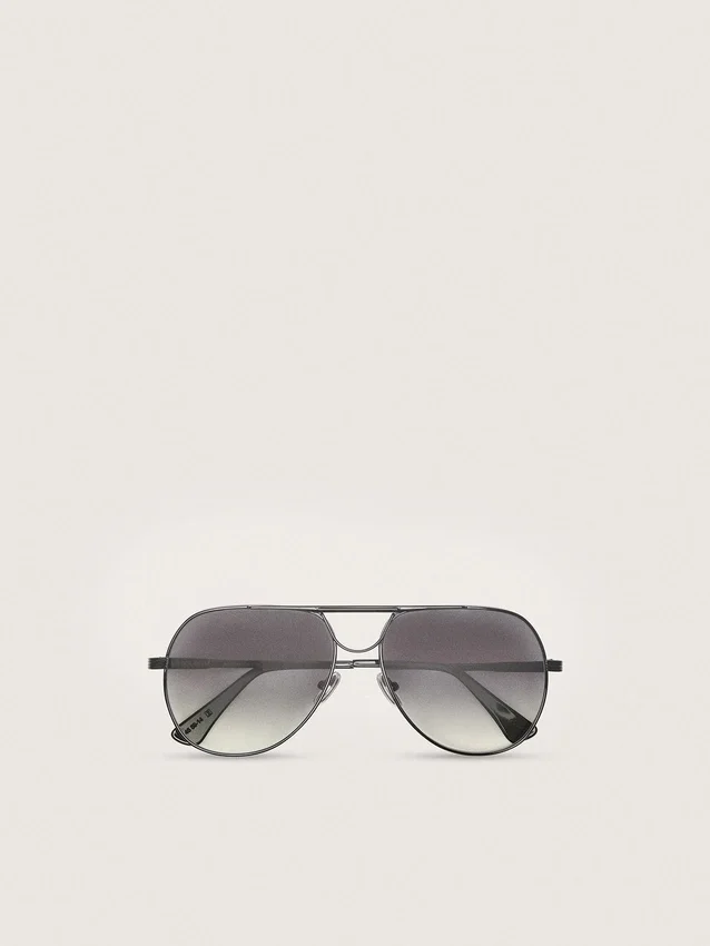 Gafas de sol estilo aviador con montura de color metal y lentes grises