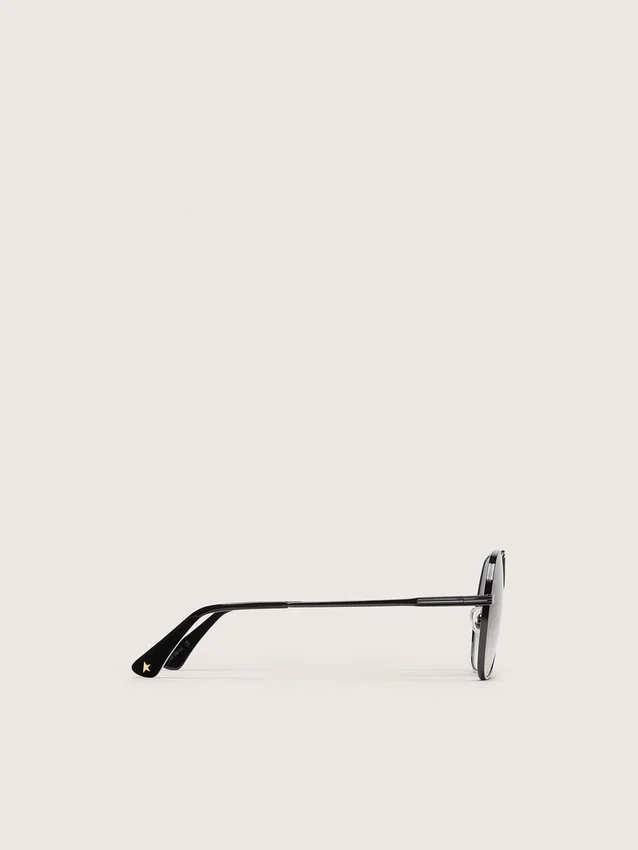 Gafas de sol estilo aviador con montura de color metal y lentes grises