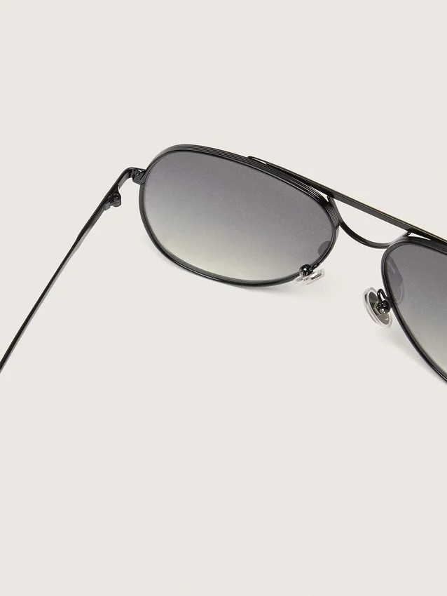 Gafas de sol estilo aviador con montura de color metal y lentes grises