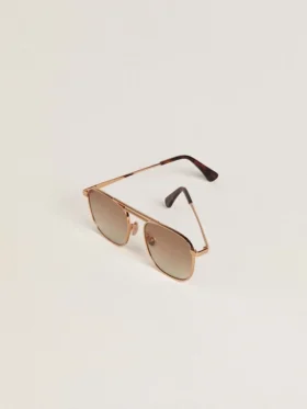Gafas de sol estilo aviador con montura dorada y lentes beige