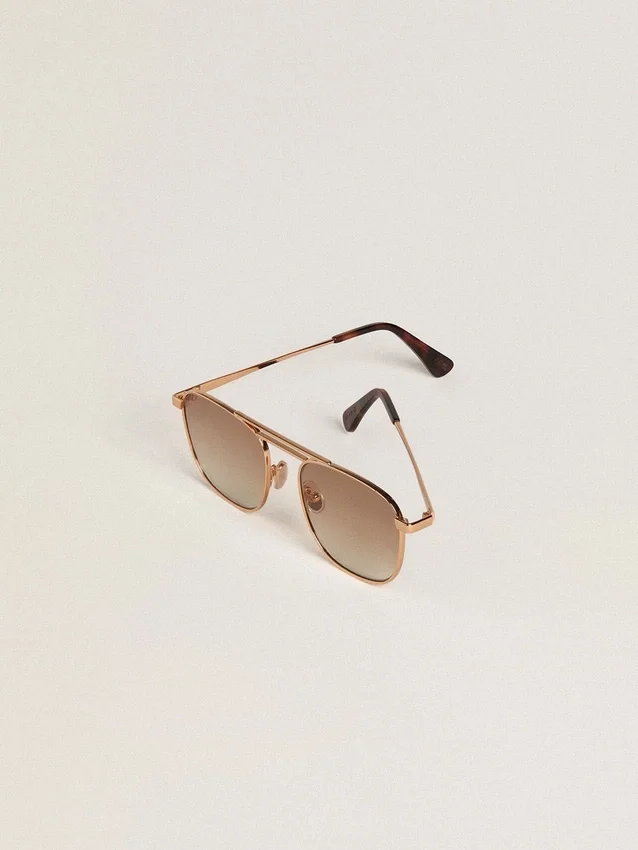 Gafas de sol estilo aviador con montura dorada y lentes beige