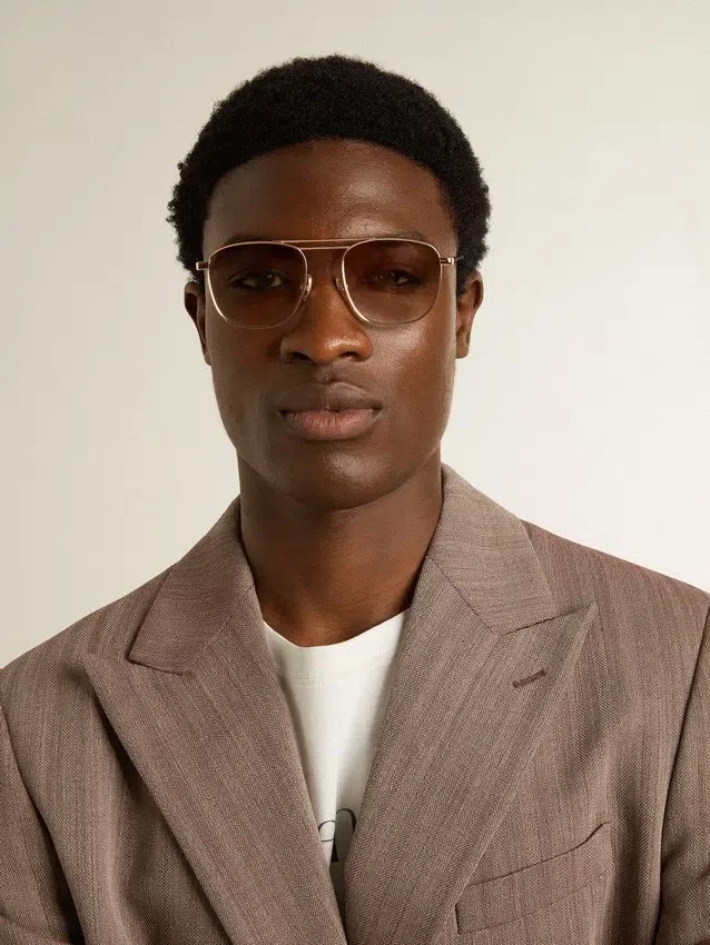 Gafas de sol estilo aviador con montura dorada y lentes beige