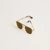 Gafas de sol estilo aviador con montura dorada y lentes verdes