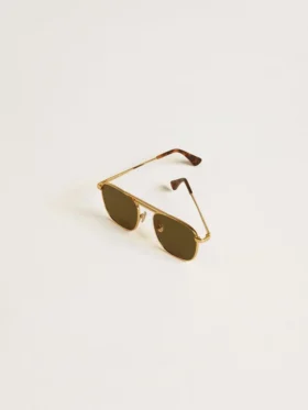 Gafas de sol estilo aviador con montura dorada y lentes verdes