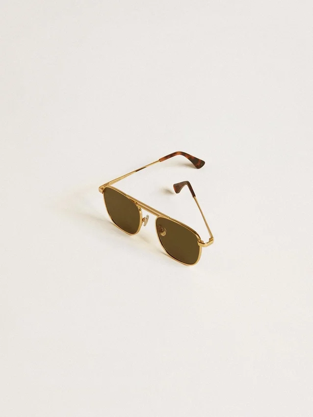 Gafas de sol estilo aviador con montura dorada y lentes verdes