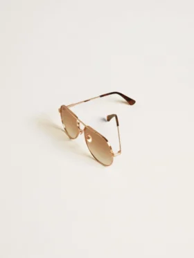 Gafas de sol estilo aviador con montura en oro rosa y lentes color miel