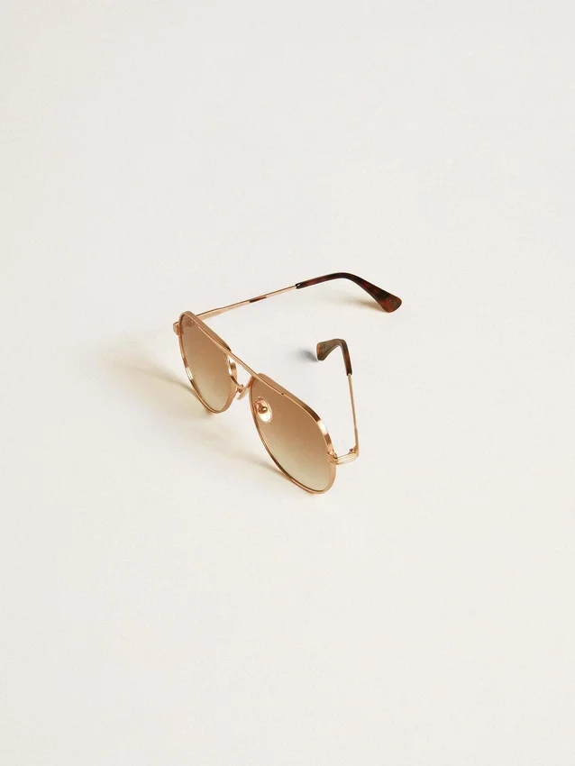 Gafas de sol estilo aviador con montura en oro rosa y lentes color miel