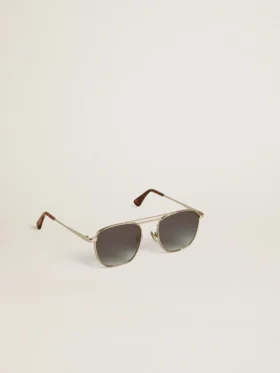 Gafas de sol estilo aviador con montura plateada y lentes azules