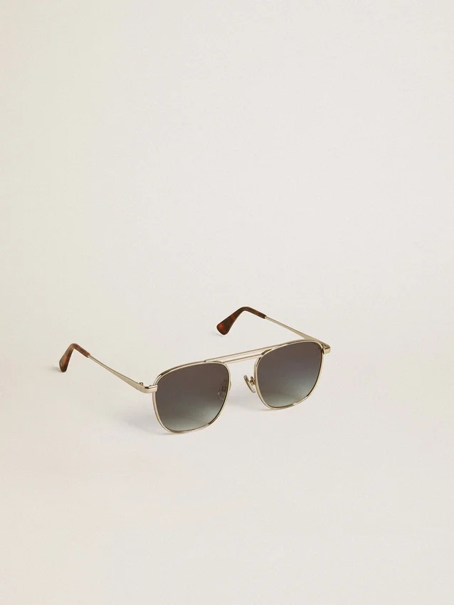 Gafas de sol estilo aviador con montura plateada y lentes azules