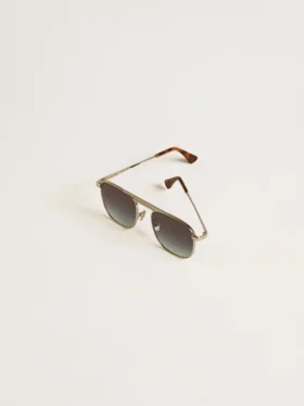 Gafas de sol estilo aviador con montura plateada y lentes azules