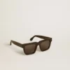 Gafas de sol Jamie de estilo cuadrado con montura negra y logotipo dorado
