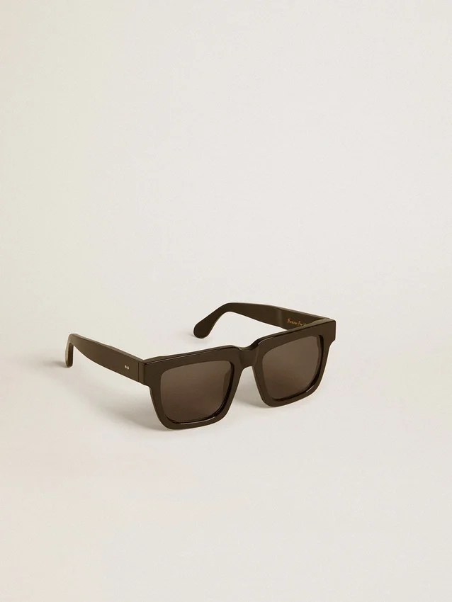 Gafas de sol Jamie de estilo cuadrado con montura negra y logotipo dorado