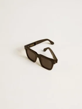 Gafas de sol Jamie de estilo cuadrado con montura negra y logotipo dorado