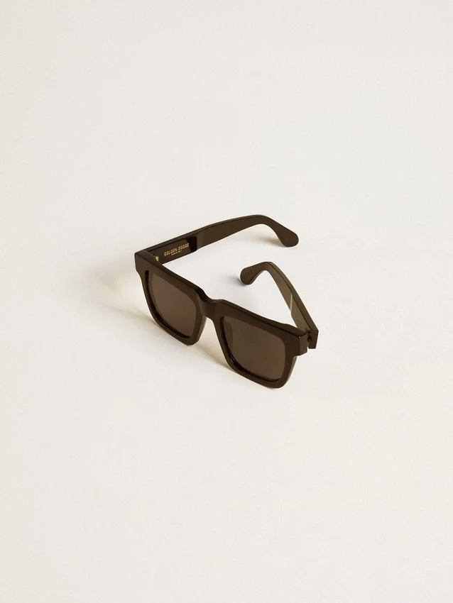 Gafas de sol Jamie de estilo cuadrado con montura negra y logotipo dorado