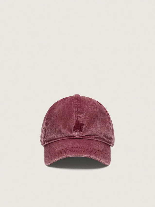 Gorra de béisbol burdeos con estrella bordada tono sobre tono