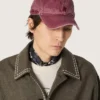 Gorra de béisbol burdeos con estrella bordada tono sobre tono