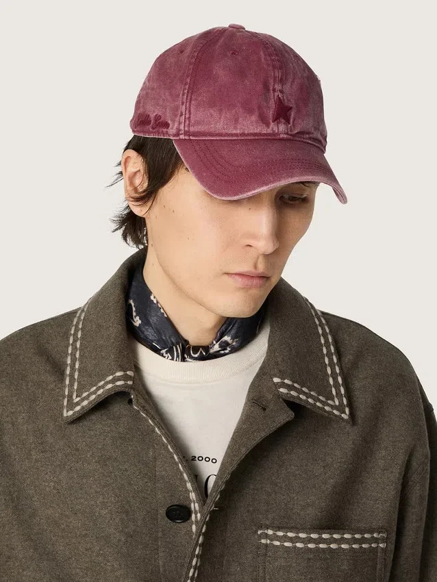 Gorra de béisbol burdeos con estrella bordada tono sobre tono