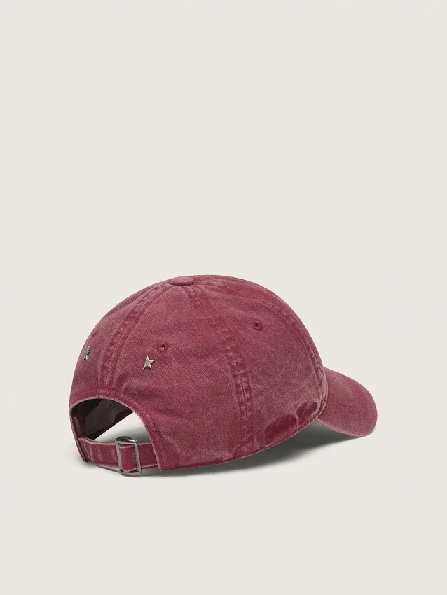 Gorra de béisbol burdeos con estrella bordada tono sobre tono