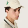Gorra de béisbol color crema con parche «dorado» tono sobre tono y pin de estrella verde