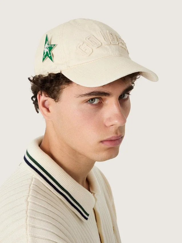 Gorra de béisbol color crema con parche «dorado» tono sobre tono y pin de estrella verde