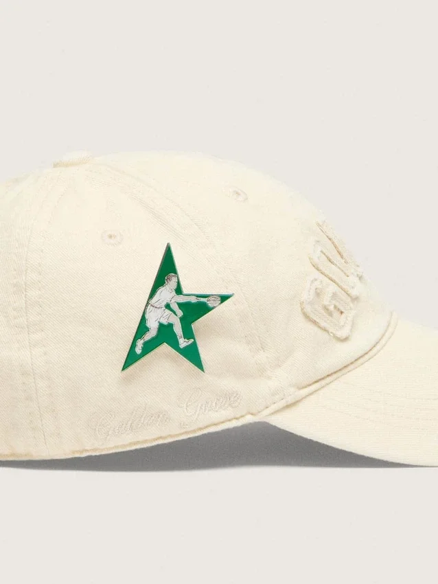 Gorra de béisbol color crema con parche «dorado» tono sobre tono y pin de estrella verde