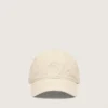 Gorra de béisbol de color crudo con una estrella bordada tono sobre tono