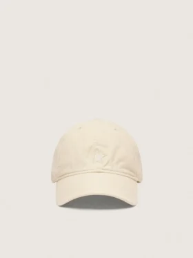 Gorra de béisbol de color crudo con una estrella bordada tono sobre tono