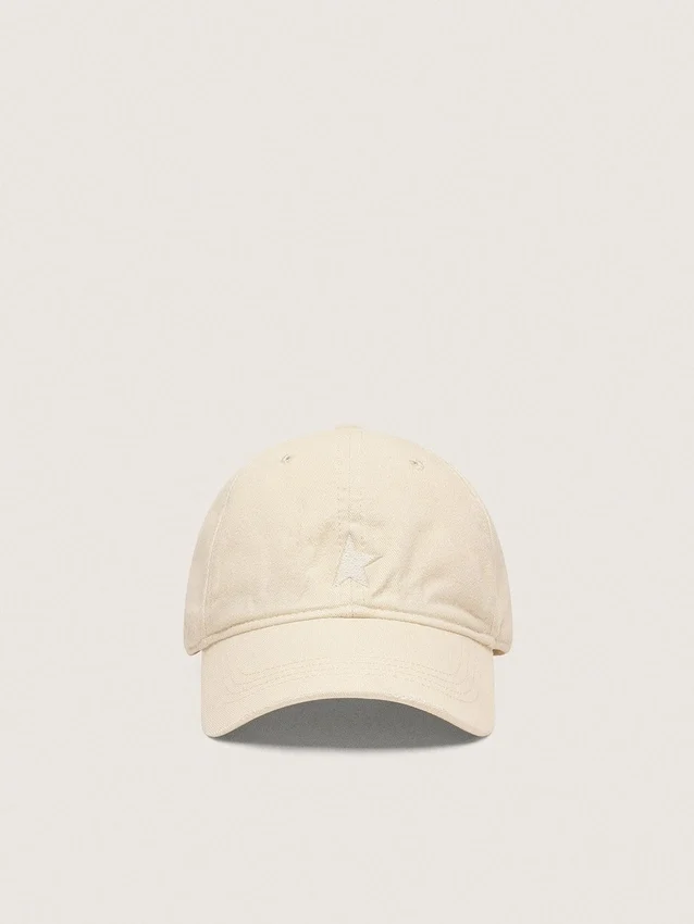 Gorra de béisbol de color crudo con una estrella bordada tono sobre tono