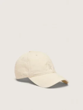 Gorra de béisbol de color crudo con una estrella bordada tono sobre tono
