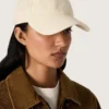 Gorra de béisbol de color crudo con una estrella bordada tono sobre tono