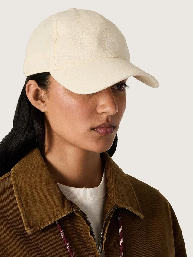Gorra de béisbol de color crudo con una estrella bordada tono sobre tono