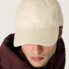Gorra de béisbol de color crudo con una estrella bordada tono sobre tono