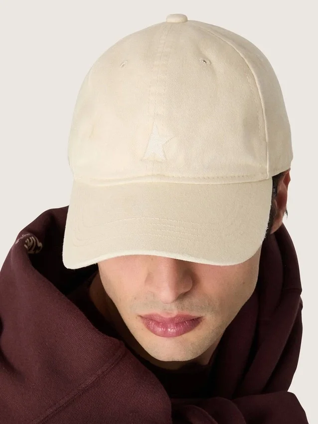 Gorra de béisbol de color crudo con una estrella bordada tono sobre tono