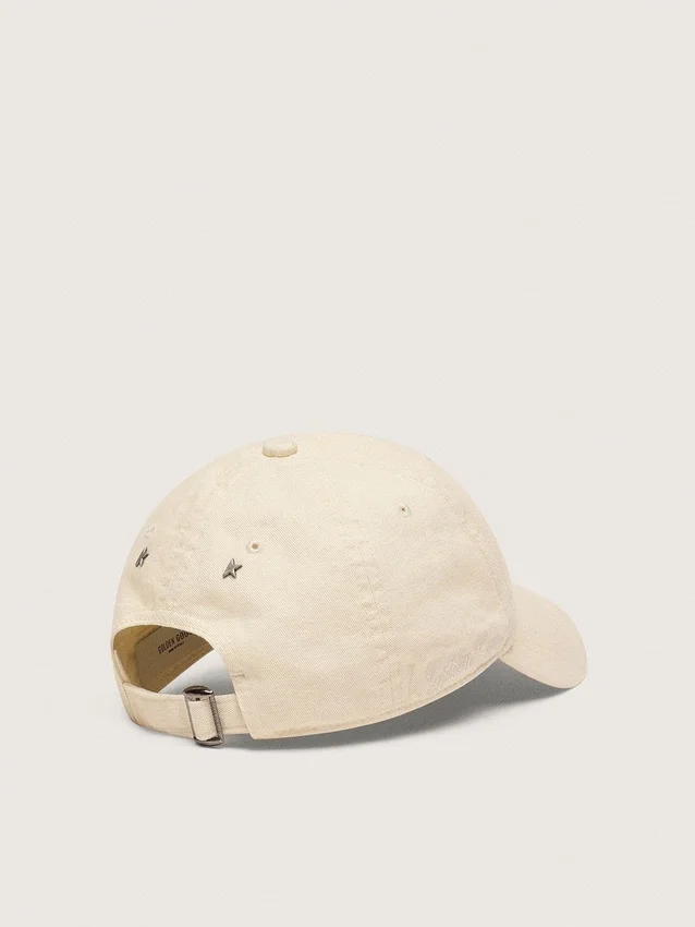 Gorra de béisbol de color crudo con una estrella bordada tono sobre tono
