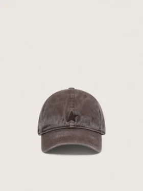 Gorra de béisbol marrón oscuro con una estrella bordada tono sobre tono