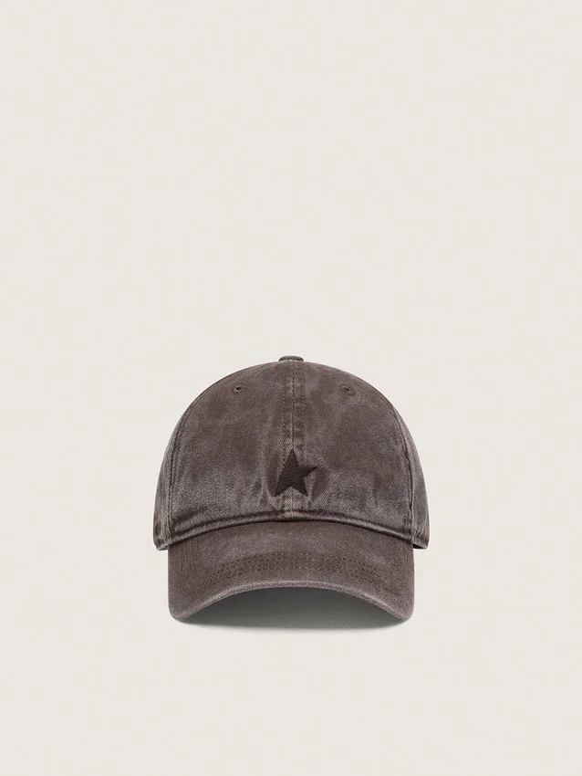 Gorra de béisbol marrón oscuro con una estrella bordada tono sobre tono