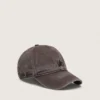 Gorra de béisbol marrón oscuro con una estrella bordada tono sobre tono